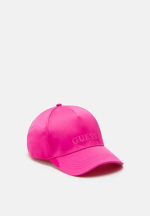 Felroze baseballcap met gebogen klep en "GUESS" logo geborduurd op de voorkant, afgebeeld tegen een effen witte achtergrond.