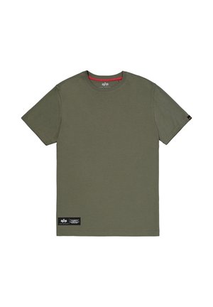 Camiseta de algodón verde oliva con cuello redondo, mangas cortas y una etiqueta negra en el lado inferior izquierdo con texto.