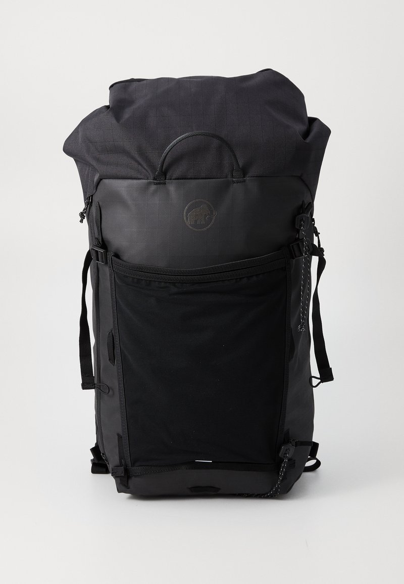 Schwarzer Rolltop-Rucksack aus strukturiertem Stoff, mit einer externen Reißverschlusstasche, verstellbaren Trägern und einem Logo-Patch auf der Vorderseite.