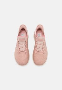 Scarpe sportive rosa con tomaia texturizzata, dotate di lacci elastici, colletto imbottito e suola leggera. Design del logo semplice.