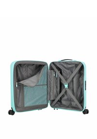 Valigia rigida color teal, con interno grigio dotato di tasca in rete, scomparto con zip, cinghie incrociate e doppie ruote per la mobilità.