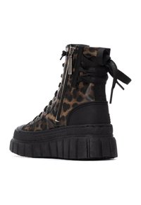 Botas de tobillo de cuero con estampado de leopardo, que cuentan con una suela negra gruesa, cordones en la parte frontal y un cierre lateral. La textura es suave, con detalles acolchados.