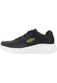 Zapatilla deportiva negra con upper de tela texturizada, mediasuela blanca y acentos en verde neón. Diseño de perfil bajo con cierre de cordones.