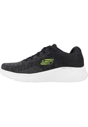 Zapatilla deportiva negra con upper de tela texturizada, mediasuela blanca y acentos en verde neón. Diseño de perfil bajo con cierre de cordones.