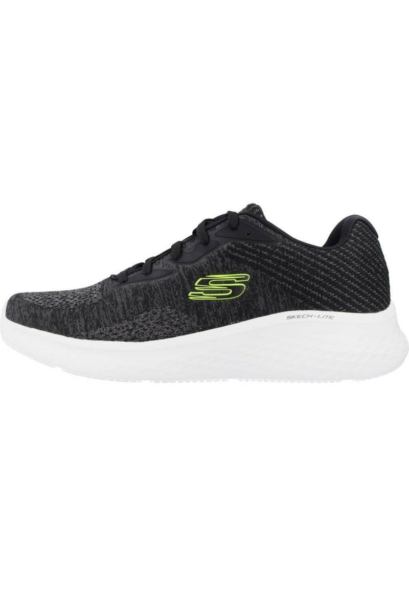 Zapatilla deportiva negra con upper de tela texturizada, mediasuela blanca y acentos en verde neón. Diseño de perfil bajo con cierre de cordones.