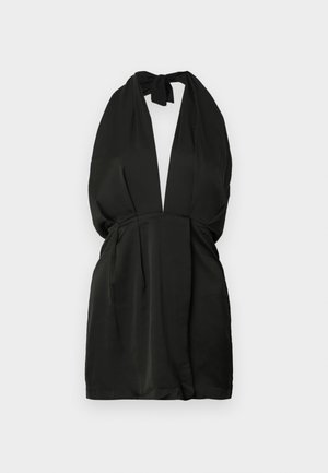 Crna halter-haljina s dubokim V-izrezom, glatkim materijalom, skupljenim strukom i zatvaranjem na vezanje oko vrata. Jednostavan i čist dizajn.