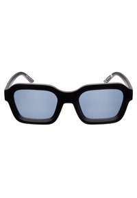 Occhiali da sole neri rettangolari con montatura larga, lenti azzurrate e superficie liscia. Il design presenta forme angolari pronunciate.