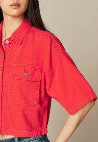 Next CROPPED - Bluza s gumbima - red
