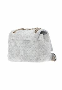 Sac à main gris matelassé avec une surface en tissu texturé, des paillettes argentées et une bandoulière en chaîne métallique. Dispose d'une fermeture à rabat.