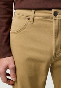 Wrangler LARSTON - Vaqueros slim fit - tigers eye