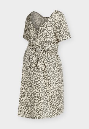Kurzärmeliges Umstandskleid in knielanger Länge mit Leopardenmuster, V-Ausschnitt, Knöpfen vorne und einem Taillengürtel in beigen und schwarzen Tönen.