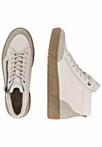 Baskets montantes avec une tige en cuir blanc, des accents en daim, une semelle texturée tan et des lacets gris. Détail de fermeture éclair sur le côté pour un accès facile.