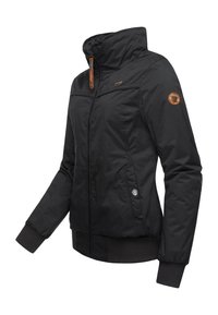 Fekete, nejlonból készült dzseki cipzáras záródással, magas nyakkal, oldalzsebekkel, bordázott mandzsettákkal és vállán logófolttal.