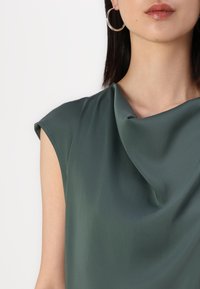 Modström TAILORMD - Etuikjole - balsam green