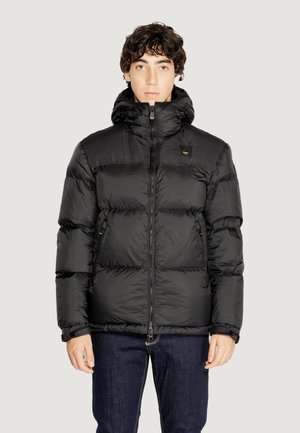 Giubbotto puffa nero con cappuccio, dotato di sezioni trapuntate, zip frontale e tasche laterali. Materiale in nylon liscio con finitura opaca.