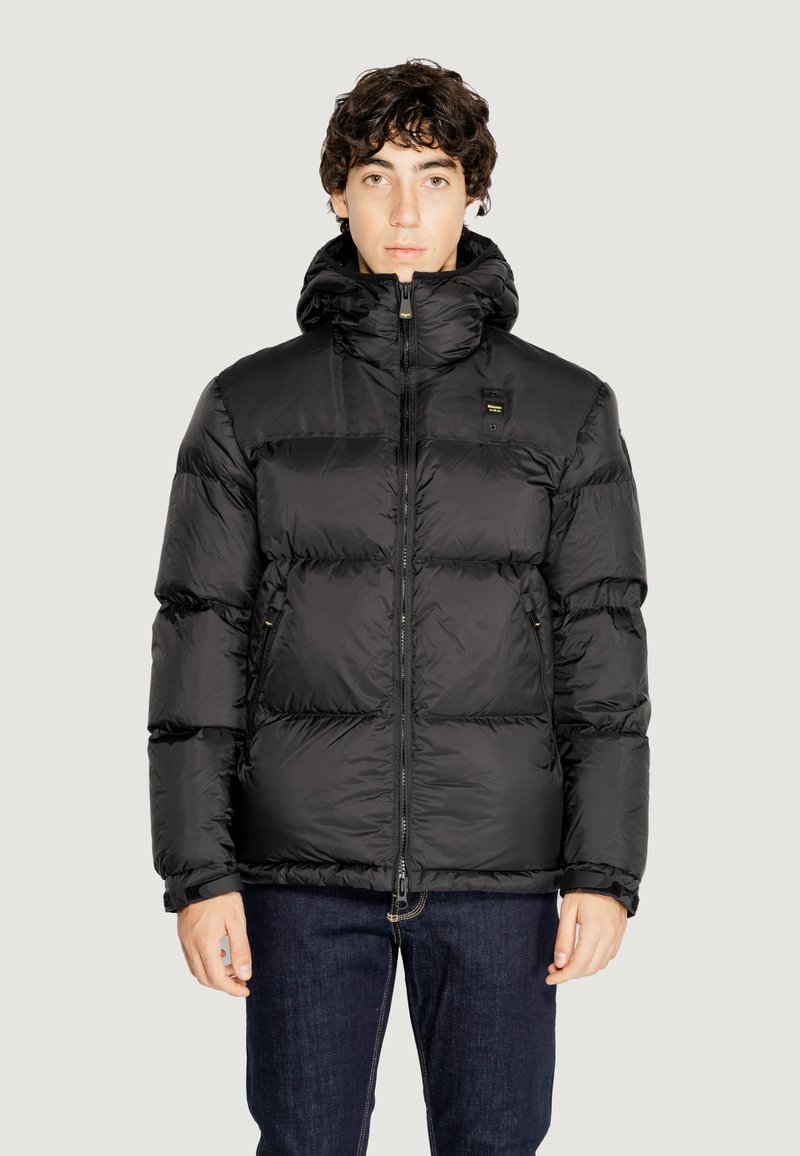 Giubbotto puffa nero con cappuccio, dotato di sezioni trapuntate, zip frontale e tasche laterali. Materiale in nylon liscio con finitura opaca.