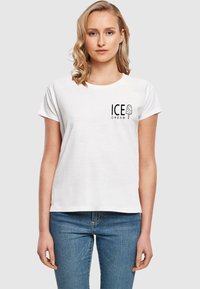 Hvid bomulds t-shirt med et sort "ICE CREAM" logo og en is-slikkepind grafik på venstre bryst. Casual fit med korte ærmer.