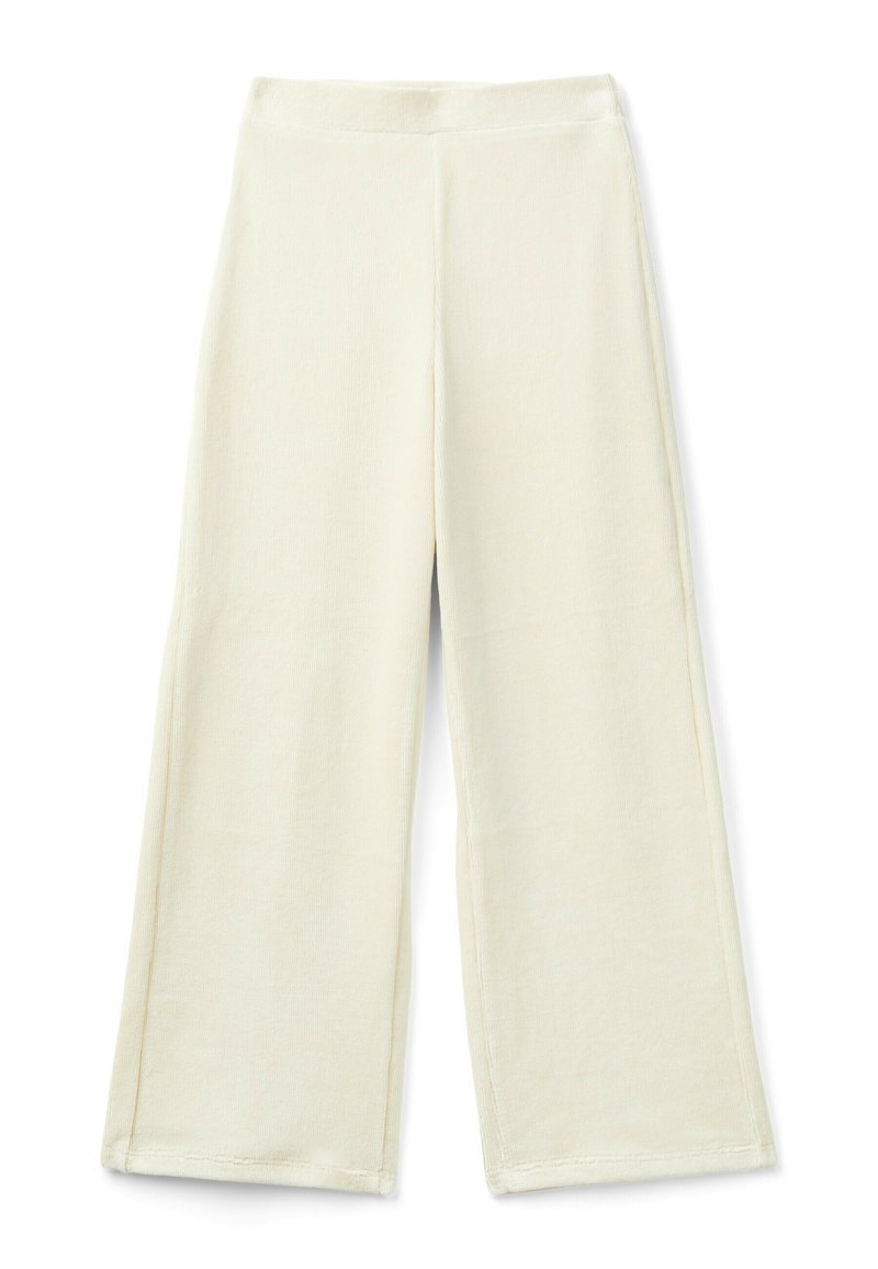 Kremowe szerokie spodnie wykonane z miękkiego materiału, charakteryzujące się wysokim stanem oraz prostym krojem, z widocznymi szwami wzdłuż krawędzi.
