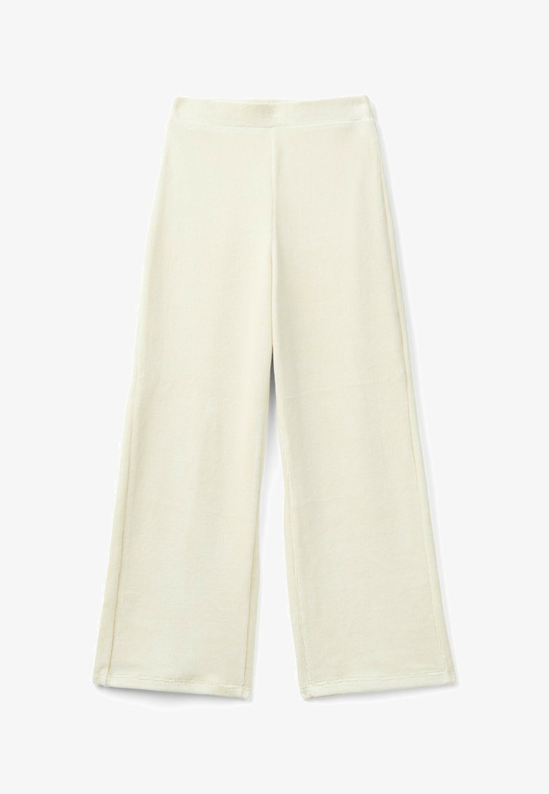Kremowe szerokie spodnie wykonane z miękkiego materiału, charakteryzujące się wysokim stanem oraz prostym krojem, z widocznymi szwami wzdłuż krawędzi.