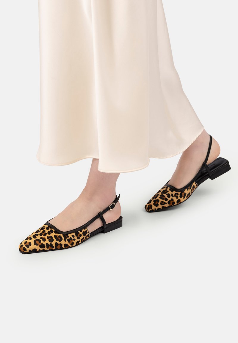 Pantofi slingback cu imprimeu de leopard, cu margini negre și un toc mic. Partea superioară este texturată, având un design cu vârf ascuțit.