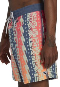 Pantaloni da nuoto in un motivo vivace che presenta tonalità di rosa e blu. Vita elastica con coulisse, tasca laterale e dettaglio del logo del marchio.