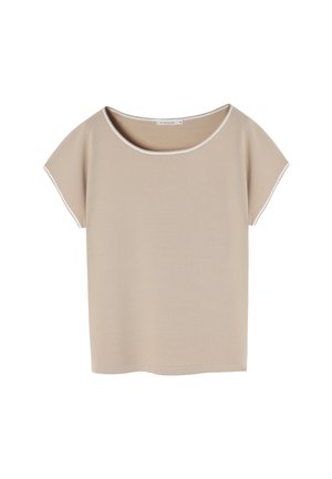 Top beige a maniche corte con scollatura ampia e lavorazione a maglia testurizzata. Presenta un bordo bianco a contrasto lungo la scollatura e le maniche.