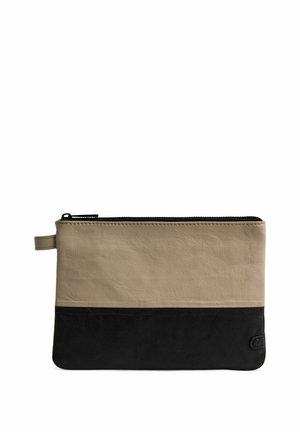 Läderpung i beige och svart. Har en slät yta, dragkedjestängning och ett litet handtag på ena sidan. Enkel tvåfärgad design.