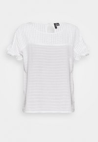 Bílá blůza s horizontálními pruhy, krátkými volánovými rukávy a detailem ve tvaru klíčové dírky na zadní straně. Měkká textura s krajkovými prvky na rukávech.