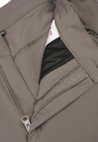 Rozpięty szary rozporek spodni, pokazujący zamek błyskawiczny, zapięcie na guzik, wewnętrzną czarną podszewkę oraz częściowo widoczną metkę pielęgnacyjną.