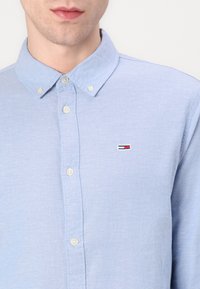 Tommy Jeans SLIM STRETCH OXFORD SHIRT - Shirt - blue