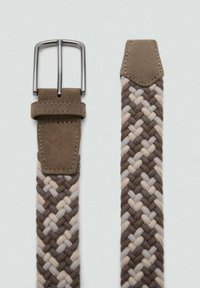 Vævet bælte i brune, beige og cremede nuancer; har en sølvspænde og ruskindsdetaljer; snor tekstur med spidse ender.