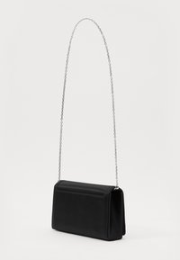Borsa a tracolla nera realizzata in materiale morbido, forma rettangolare, con una tracolla in catena argentata e un design elegante e semplice.