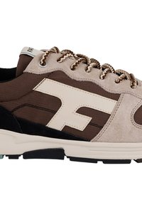 Braune und beige Sneakers mit Wildlederüberzügen, gewebten Schnürsenkeln und einem großen beigen "F"-Design an der Seite.