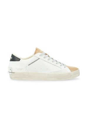 Witte leren sneaker met een beige suede neuskap, grijze veters en een zwarte hielaccent. Heeft stiksels en een gestructureerde zool.