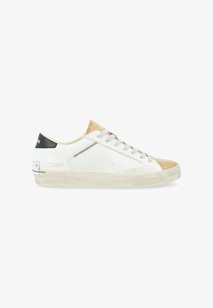 Sneaker bianco in pelle con punta in suede beige, lacci grigi e accento sul tallone nero. Presenta dettagli di cucitura e suola testurizzata.