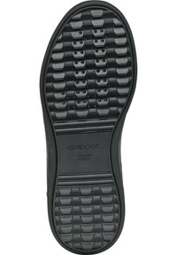 Suola di scarpa in gomma nera con una superficie testurizzata e lavorata, caratterizzata da forme esagonali e ondulate. "GEOX ITALIAN PATENT" impresso sul lato.
