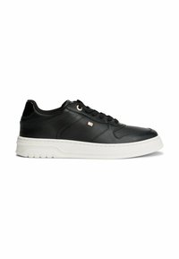 Sneakers in pelle nera con suola in gomma bianca, design con lacci e leggere perforazioni lungo la punta e il lato. Dotati di occhielli dorati.