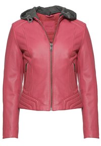 Lyserød læderjakke med grå hætte, lynlås foran og ribbet detaljering på siderne. Har to lynlås-lommer.
