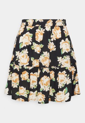 Falda floral con fondo negro, con grandes rosas beige y flores blancas más pequeñas, cinturilla elástica y diseño de volantes en capas.