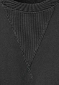 Černá mikina z látky s texturovaným žebrovaným výstřihem a prošíváním ve tvaru písmene V. Měkká, hladká textury po celé ploše.