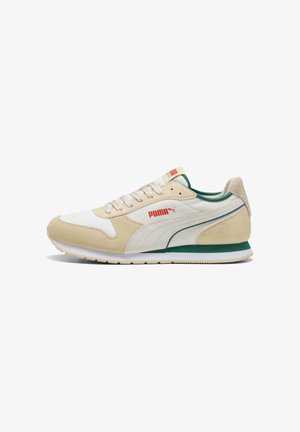 Sneakers bej și albe, fabricate din daim și textile. Prezintă accente verzi, o talpă texturată și un logo roșu pe lateral. Design tradițional cu șireturi.