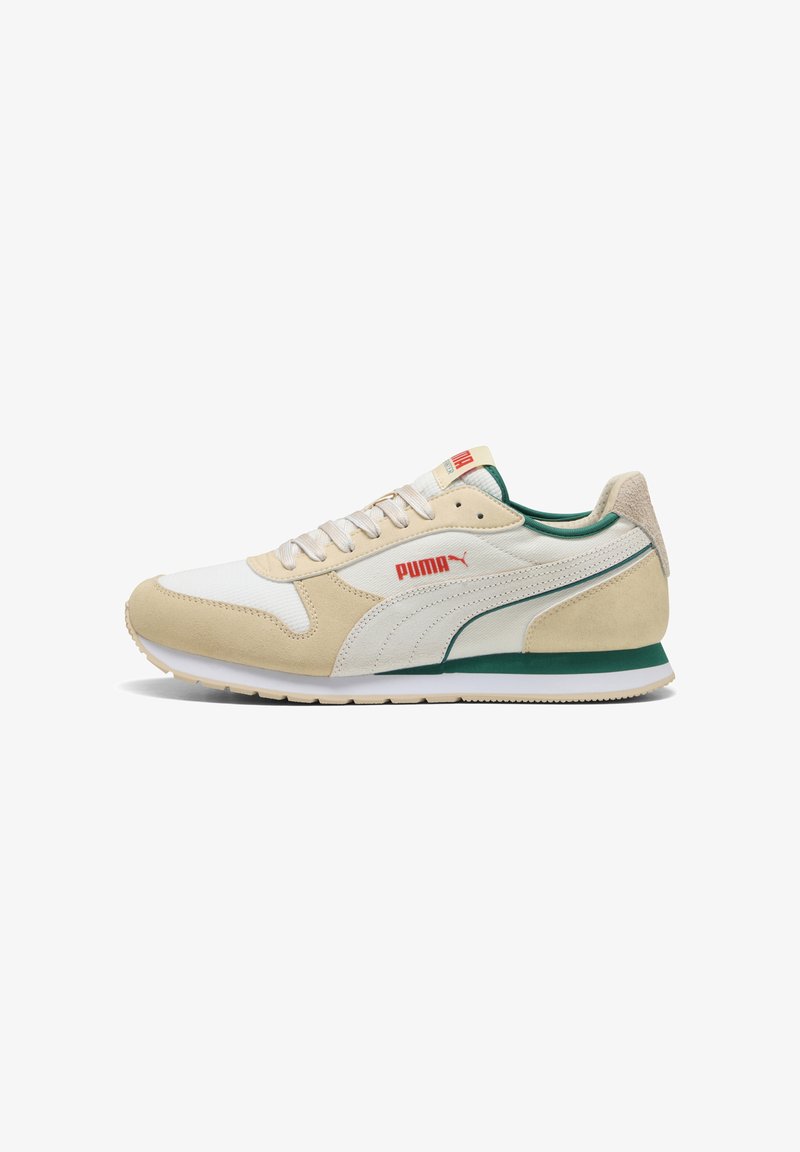Beige en witte sneakers van suede en textiel. Voorzien van groene accenten, een geprofileerde zool en een rood logo aan de zijkant. Traditioneel vetersluitingssysteem.