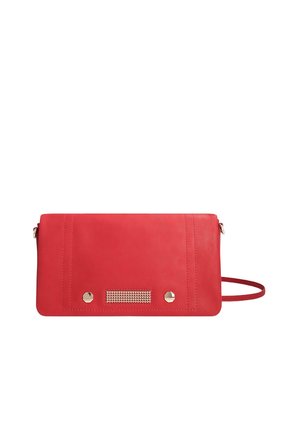 Pochette rectangulaire rouge avec des clous dorés et un petit ornement rectangulaire texturé sur le devant, avec une fine bandoulière latérale.