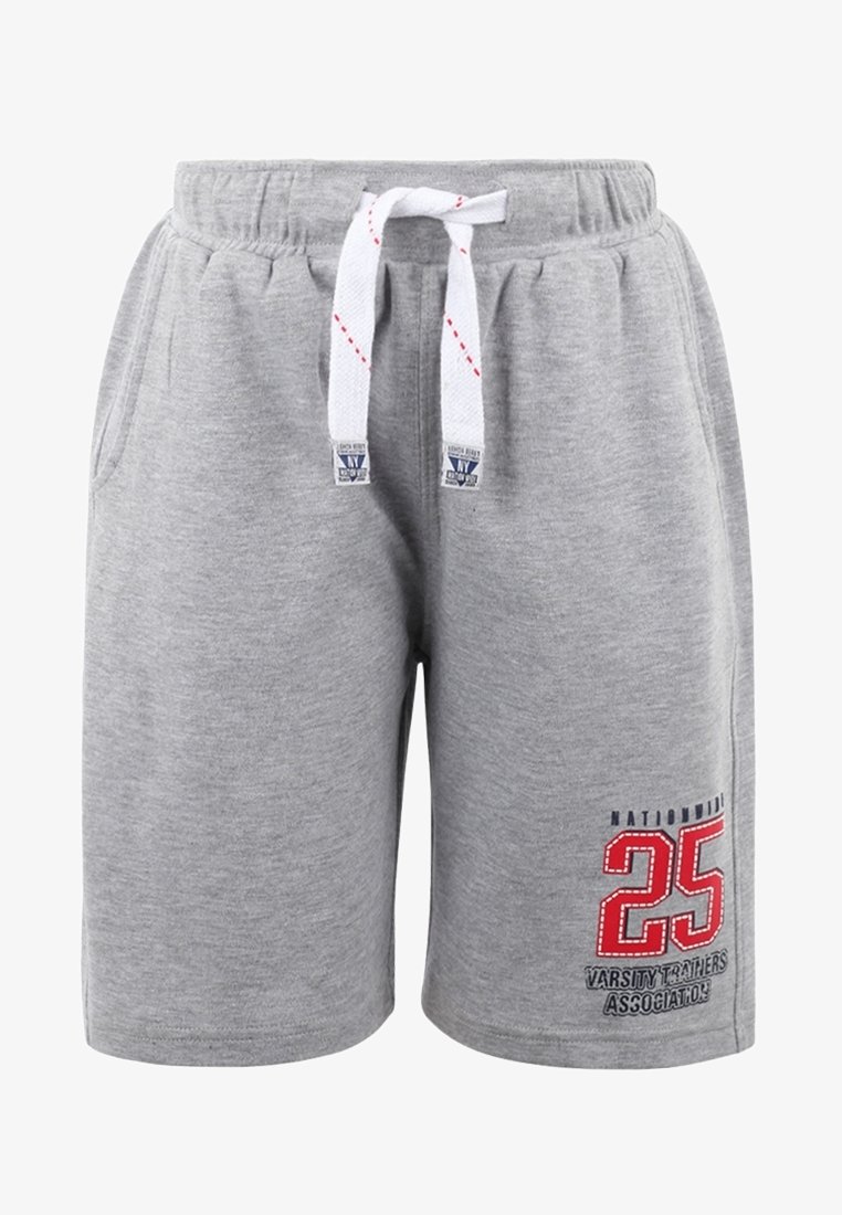 Shorts de sport gris clair avec cordon blanc, poches latérales et texte rouge "25 Varsity Trainers Association" sur la partie inférieure de la jambe gauche.