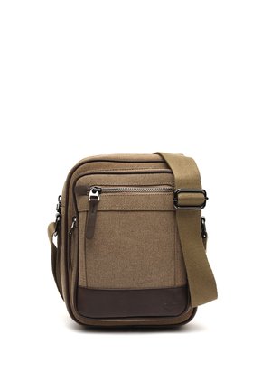 Hnedá plátenná kabelka cez rameno s predným zipsovým vreckom, nastaviteľným popruhom a tmavohnedou koženou lemovkou na spodnej časti.