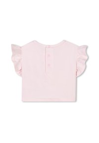 Roze shirt met korte mouwen, voorzien van ruches, ronde halslijn en een sluiting met vier knopen aan de achterkant. Gemaakt van katoen met een gladde textuur.
