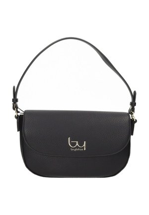 Borsa a tracolla in pelle nera testurizzata con patta curva e logo "byblos" argentato sulla parte anteriore, tracolla regolabile con fibbie metalliche.
