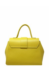 Żółta skórzana torebka o ustrukturalizowanym kształcie, z górnym uchwytem i złożonym zapięciem na klapkę. Teksturowana powierzchnia z widocznymi szwami.
