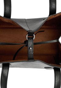 Czarna skórzana torebka z zamszowym wnętrzem, dwoma górnymi uchwytami i magnetycznym zapięciem. W środku znajduje się odpinany pasek oraz metalowe akcenty.