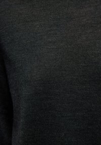 Tummanharmaa neulekangas, jossa on sileä, hienoneulosrakenne; tiiviisti kudottu, luoden hienovaraisen kiillon ja tasaisen ulkonäön.